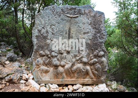 La descente du Saint-esprit – troisième mystère glorieux du Rosaire. Sculpture en relief sur le mont Podbrdo (la colline des apparitions) à Medjugorje. Banque D'Images