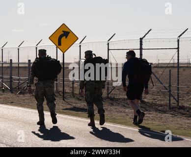 Les aviateurs de l'US Air Force affectés à la 27th Special Operations Wing Ruck 16 miles lors de la 3rd Annual Steadfast Ruck March, le 22 mars 2024, à la base aérienne de Cannon, N.M. The Survival, Evasion, L'équipe de résistance et d'évasion du 27e escadron de soutien aux opérations spéciales a remporté la première place pour le relais de 16 milles. (Photo de l'US Air Force par Airman 1st Class Sarah Gottschling) Banque D'Images