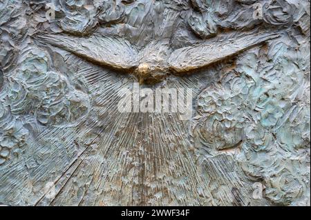 La descente du Saint-esprit – troisième mystère glorieux du Rosaire. Sculpture en relief sur le mont Podbrdo (la colline des apparitions) à Medjugorje. Banque D'Images