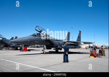 Les aviateurs de l'US Air Force affectés à la 366th Fighter Wing stationnée à Mountain Home Air Force base, Idaho, effectuent des vérifications avant vol sur un F-15E Strike Eagle lors d'un exercice Red Flag-Nellis 24-2 à la base aérienne de Nellis, Nevada, le 21 mars 2024. Le 414e escadron d'entraînement au combat mène des exercices drapeau rouge pour fournir aux équipages aériens l'expérience de multiples sorties de combat aérien intensives dans la sécurité d'un environnement d'entraînement. (Photo de l'US Air Force par Airman 1st Class Brianna Vetro) Banque D'Images