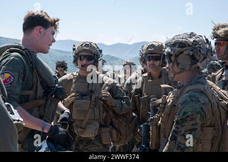 Le Cpl Carson Green du corps des Marines des États-Unis, à gauche, un chef d'équipage MV-22B Osprey affecté au Marine Medium Tiltrotor Squadron (VMM) 165 (renforcé), 15th Marine Expeditionary Unit, informe les Marines affectés à la Bravo Company, Battalion Landing Team 1/5, 15th MEU, avant d'embarquer Ospreys pendant l'entraînement au Marine corps base Camp Pendleton, Californie, 21 mars 2024. Le corps des Marines ramène les MV-22 à leur statut de vol le 8 mars 2024. VMM-165 (rein.) Mène une formation délibérée et progressive axée sur la réintégration des MV-22 dans la Force opérationnelle Air-sol maritime de la 15e MEU en tant que pilotes et équipages aériens A. Banque D'Images