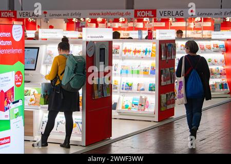 DATE D'ENREGISTREMENT NON INDIQUÉE Besucher am Messestand des Cornelsen Verlages am 22.03.2024 auf der Leipziger Messe. Mehr als 2000 Ausstellerinnen und Aussteller aus 40 Laendern nehmen teil. Auf dem Messegelaende sind parallel die Manga-Comic-Con seit 10 Jahren und die Antiquariatsmesse seit 30 Jahren dabei. Nach der Frankfurter Buchmesse ist die Leipziger Buchmesse derzeit die zweitgroesste Deutschlands. Visiteurs sur le stand Cornelsen Verlag le 22 mars 2024 au salon de Leipzig. Plus de 2 000 exposants de 40 pays y participent. Le Manga-Comic-Con a eu lieu Banque D'Images