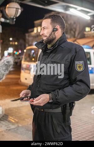 Die Bundespolizei Hat zusammen mit der Landespolizei, DB Sicherheit und der Hochbahn am Hamburger Hauptbahnhof in der Samstagnacht die Waffenkontrollzone kontrolliert. Divers Waffen wurden sichergestellt. *** La police fédérale, en collaboration avec la police d'État, DB Sicherheit et Hochbahn, a vérifié la zone de contrôle des armes à la gare centrale de Hambourg samedi soir diverses armes ont été saisies Copyright : xBlaulicht-News.dex Banque D'Images