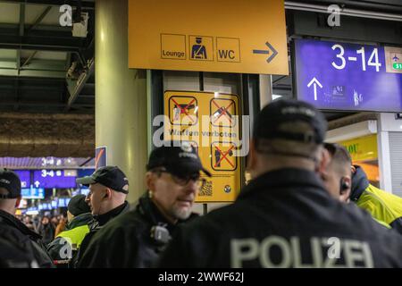 Die Bundespolizei Hat zusammen mit der Landespolizei, DB Sicherheit und der Hochbahn am Hamburger Hauptbahnhof in der Samstagnacht die Waffenkontrollzone kontrolliert. Divers Waffen wurden sichergestellt. *** La police fédérale, en collaboration avec la police d'État, DB Sicherheit et Hochbahn, a vérifié la zone de contrôle des armes à la gare centrale de Hambourg samedi soir diverses armes ont été saisies Copyright : xBlaulicht-News.dex Banque D'Images