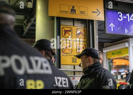 Die Bundespolizei Hat zusammen mit der Landespolizei, DB Sicherheit und der Hochbahn am Hamburger Hauptbahnhof in der Samstagnacht die Waffenkontrollzone kontrolliert. Divers Waffen wurden sichergestellt. *** La police fédérale, en collaboration avec la police d'État, DB Sicherheit et Hochbahn, a vérifié la zone de contrôle des armes à la gare centrale de Hambourg samedi soir diverses armes ont été saisies Copyright : xBlaulicht-News.dex Banque D'Images