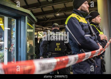 Die Bundespolizei Hat zusammen mit der Landespolizei, DB Sicherheit und der Hochbahn am Hamburger Hauptbahnhof in der Samstagnacht die Waffenkontrollzone kontrolliert. Divers Waffen wurden sichergestellt. *** La police fédérale, en collaboration avec la police d'État, DB Sicherheit et Hochbahn, a vérifié la zone de contrôle des armes à la gare centrale de Hambourg samedi soir diverses armes ont été saisies Copyright : xBlaulicht-News.dex Banque D'Images