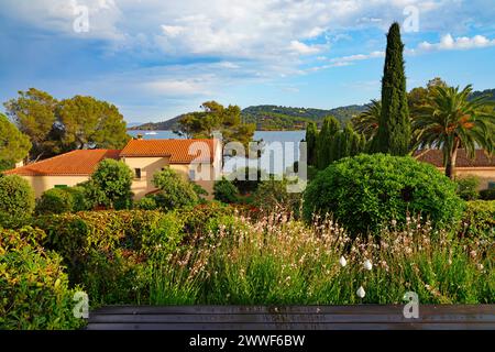 Vue sur le paysage du Cap Benat, un cap sur la mer Méditerranée à Bormes-les-Mimosas près du Lavandou sur la Côte d’Azur Banque D'Images