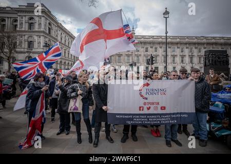 Londres, Royaume-Uni. 23 mars 2024. Rallye Turning point UK à Whitehall. Environ 100 personnes assistent au rassemblement nationaliste « rassemblement pour la culture britannique » à Whitehall, Westminster. Les participants ont chanté l'hymne national et agité les drapeaux de l'Union et de l'Angleterre. Crédit : Guy Corbishley/Alamy Live News Banque D'Images