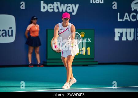 IgA Swiatek (POL) vs Camila Giorgi (ITA) lors du tournoi mondial de tennis à l'Open de Miami 2024 propulsé par Itau. Miami Gardens, Floride, États-Unis. 23 mars 2024. Crédit : Yaroslav Sabitov/YES Market Media/Alamy Live News. Banque D'Images