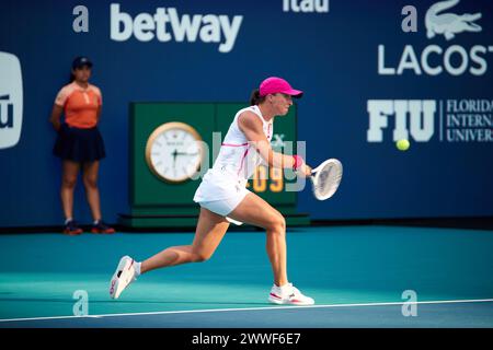 IgA Swiatek (POL) vs Camila Giorgi (ITA) lors du tournoi mondial de tennis à l'Open de Miami 2024 propulsé par Itau. Miami Gardens, Floride, États-Unis. 23 mars 2024. Crédit : Yaroslav Sabitov/YES Market Media/Alamy Live News. Banque D'Images