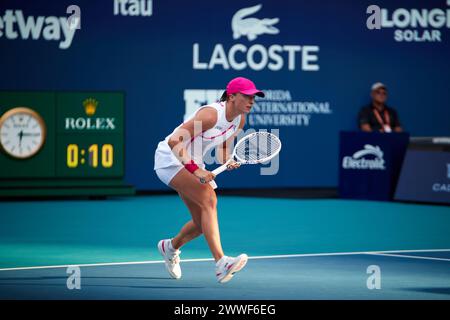 IgA Swiatek (POL) vs Camila Giorgi (ITA) lors du tournoi mondial de tennis à l'Open de Miami 2024 propulsé par Itau. Miami Gardens, Floride, États-Unis. 23 mars 2024. Crédit : Yaroslav Sabitov/YES Market Media/Alamy Live News. Banque D'Images