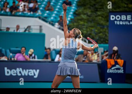 IgA Swiatek (POL) vs Camila Giorgi (ITA) lors du tournoi mondial de tennis à l'Open de Miami 2024 propulsé par Itau. Miami Gardens, Floride, États-Unis. 23 mars 2024. Crédit : Yaroslav Sabitov/YES Market Media/Alamy Live News. Banque D'Images