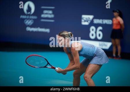 IgA Swiatek (POL) vs Camila Giorgi (ITA) lors du tournoi mondial de tennis à l'Open de Miami 2024 propulsé par Itau. Miami Gardens, Floride, États-Unis. 23 mars 2024. Crédit : Yaroslav Sabitov/YES Market Media/Alamy Live News. Banque D'Images