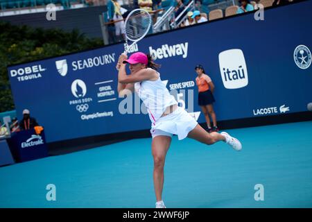 IgA Swiatek (POL) vs Camila Giorgi (ITA) lors du tournoi mondial de tennis à l'Open de Miami 2024 propulsé par Itau. Miami Gardens, Floride, États-Unis. 23 mars 2024. Crédit : Yaroslav Sabitov/YES Market Media/Alamy Live News. Banque D'Images