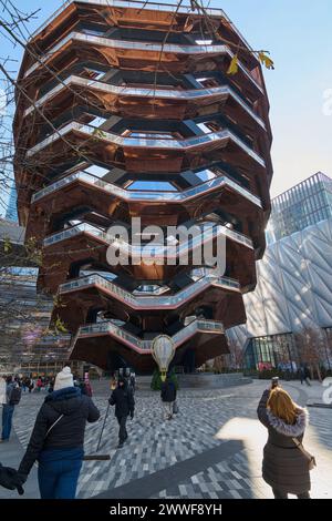 Nueva York, États-Unis - 23 mars 2024 : la conception complexe du navire témoigne de l'architecture moderne, attirant des visiteurs du monde entier Banque D'Images