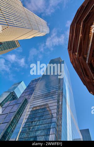 Nueva York, États-Unis - 23 mars 2024 : L'image met en évidence le contraste entre les gratte-ciels traditionnels et les chefs-d'œuvre architecturaux contemporains comme t Banque D'Images