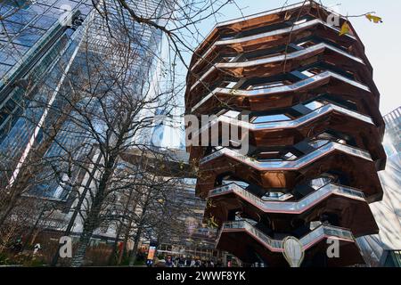 Nueva York, États-Unis - 23 mars 2024 : L'image capture la grandeur du navire, mettant en valeur son design innovant dans un contexte urbain. Banque D'Images