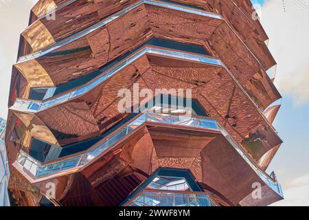 Nueva York, États-Unis - 23 mars 2024 : le design complexe de cette merveille architecturale moderne se distingue des bâtiments environnants sous un brillant Banque D'Images