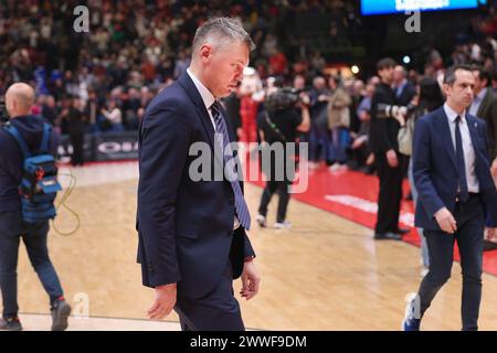 Milan, Italie. 23 mars 2024. Italie, Milan, 22 mars 2024 : Saras Jasikevicius (entraîneur-chef de Fenerbahce) quitte le terrain après la défaite à la fin du match EA7 Emporio Armani Milan vs Fenerbahce Beko Istanbul, EuroLeague 2023-24 round 31 (photo de Fabrizio Andrea Bertani/Pacific Press) crédit : Pacific Press Media production Corp./Alamy Live News Banque D'Images