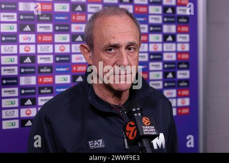 Milan, Italie. 23 mars 2024. Italie, Milan, 22 mars 2024 : Ettore Messina (entraîneur-chef Armani) interview de l'EuroLeague avant match de basket EA7 Emporio Armani Milan vs Fenerbahce Beko Istanbul, EuroLeague 2023-24 round 31 (photo de Fabrizio Andrea Bertani/Pacific Press) crédit : Pacific Press Media production Corp./Alamy Live News Banque D'Images