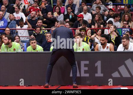 Milan, Italie. 23 mars 2024. Italie, Milan, 22 mars 2024 : Saras Jasikevicius (entraîneur-chef de Fenerbahce) donne des conseils au banc lors du match de basket EA7 Emporio Armani Milan vs Fenerbahce Beko Istanbul, EuroLeague 2023-24 round 31 (photo de Fabrizio Andrea Bertani/Pacific Press) crédit : Pacific Press Media production Corp./Alamy Live News Banque D'Images