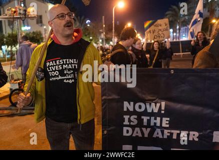 Tel Aviv, Israël. 23 mars 2024. Les Israéliens marchent dans une manifestation de masse à tel Aviv, Israël, le 23 mars 2024, appelant à la paix et à évincer le premier ministre Benjamin Netanyahu, à ramener les otages détenus par le Hamas chez eux et à la paix. Des dizaines de milliers d’Israéliens sont descendus dans les rues à tel Aviv et dans de nombreuses autres villes d’Israël alors que la guerre contre le Hamas dans la bande de Gaza entre dans son sixième mois. Photo de Jim Hollander/UPI crédit : UPI/Alamy Live News Banque D'Images