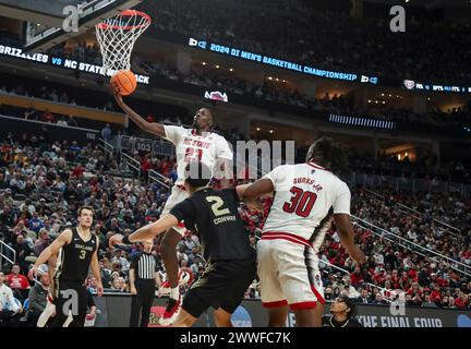 Pittsburgh, Pennsylvanie, États-Unis. 23 mars 2024. Le gardien Michael O'Connell (12 ans) de Caroline du Nord se dirige vers l'attaquant Chris Conway (2 ans) des Golden Grizzlies d'Oakland contre le Wolfpack de Caroline du Nord lors du deuxième tour du championnat de basket-ball masculin de division I de la NCAA le 21 mars, 2024 au PPG Paints Arena de Pittsburgh, PA. Crédit : csm/Alamy Live News Banque D'Images