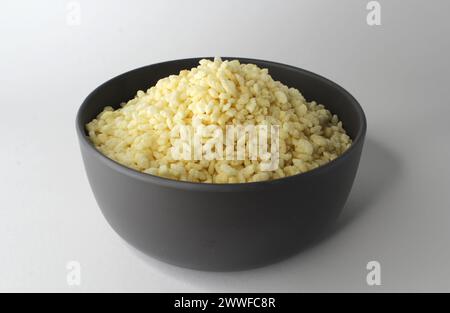 Céréales de riz soufflé dans un bol gris sur fond blanc Banque D'Images