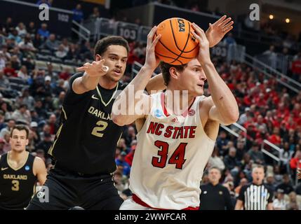 Pittsburgh, Pennsylvanie, États-Unis. 23 mars 2024. Chris Conway (2) défend l'attaquant des Golden Grizzlies d'Oakland contre Ben Middlebrooks (34) lors des Golden Grizzlies d'Oakland contre North Carolina State Wolfpack lors de la deuxième manche du championnat de basket-ball masculin de la division I de la NCAA le 21 mars 2024 au PPG Paints Arena de Pittsburgh, PA. Crédit : csm/Alamy Live News Banque D'Images