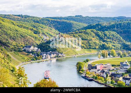 river Moselle, cargo ship, ferry, Saint Josephs Catholic Parish Church Pfarrkirche Monastère Joseph et Carmélite , vieille ville de Beilstein, Mett Banque D'Images