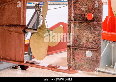 Hélice de navire rouillée sur cale sèche, présentant des textures d'usure marine, à Ulsan, Corée du Sud Banque D'Images