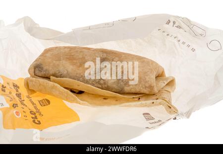 Winneconne, WI - 15 mars 2024 : un paquet de burrito Burger King petit déjeuner sur un fond isolé. Banque D'Images