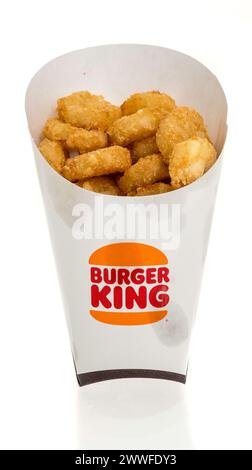 Winneconne, WI - 15 mars 2024 : un paquet de hamburger King petit-déjeuner hash browns sur un fond isolé. Banque D'Images