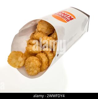 Winneconne, WI - 15 mars 2024 : un paquet de hamburger King petit-déjeuner hash browns sur un fond isolé. Banque D'Images