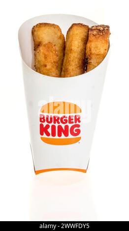 Winneconne, WI - 15 mars 2024 : un paquet de bâtonnets de pain grillé français Burger King petit déjeuner sur un fond isolé. Banque D'Images