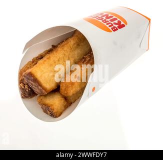 Winneconne, WI - 15 mars 2024 : un paquet de bâtonnets de pain grillé français Burger King petit déjeuner sur un fond isolé. Banque D'Images