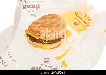 Winneconne, WI - 15 mars 2024 : un paquet de biscuits Burger King sandwich saucisse, oeuf et fromage sur un fond isolé. Banque D'Images