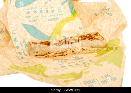 Winneconne, WI - 15 mars 2024 : un paquet de burrito petit déjeuner Taco Bell sur un fond isolé. Banque D'Images