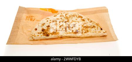 Winneconne, WI - 15 mars 2024 : un paquet de quesadilla de petit-déjeuner Taco Bell sur un fond isolé. Banque D'Images