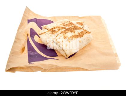 Winneconne, WI - 15 mars 2024 : un paquet de croquant de petit déjeuner Taco Bell sur un fond isolé. Banque D'Images