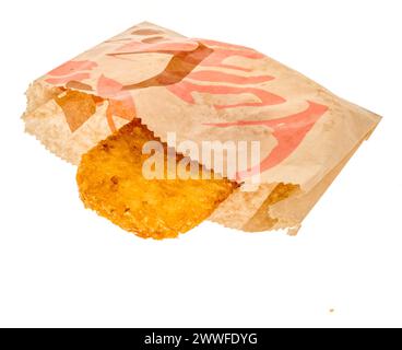 Winneconne, WI - 15 mars 2024 : un paquet de Taco Bell petit déjeuner haché brun sur un fond isolé. Banque D'Images