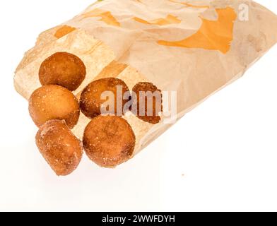 Winneconne, WI - 15 mars 2024 : un paquet de délices de cinnabon petit déjeuner Taco Bell sur un fond isolé. Banque D'Images