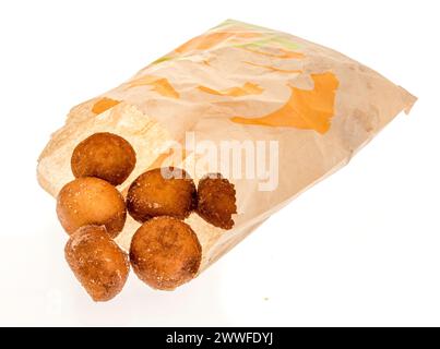 Winneconne, WI - 15 mars 2024 : un paquet de délices de cinnabon petit déjeuner Taco Bell sur un fond isolé. Banque D'Images
