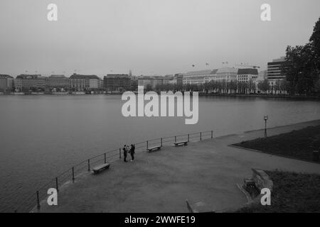 Vue sur le lac Inner Alster, noir et blanc, ville hanséatique de Hambourg, Hambourg, Allemagne Banque D'Images