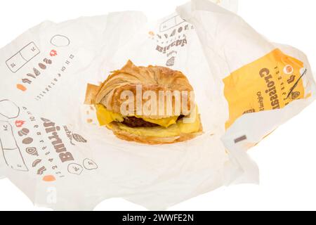 Winneconne, WI - 23 mars 2024 : un paquet de sandwich Burger King croissanwich saucisse, oeuf et fromage sur un fond isolé. Banque D'Images