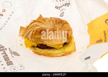 Winneconne, WI - 23 mars 2024 : un paquet de sandwich Burger King croissanwich saucisse, oeuf et fromage sur un fond isolé. Banque D'Images