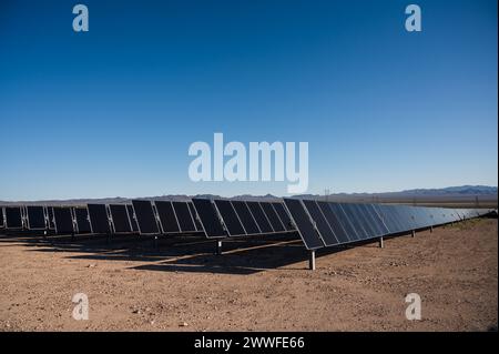 Fermes de panneaux solaires à l'extérieur de Las Vegas Nevada. Banque D'Images