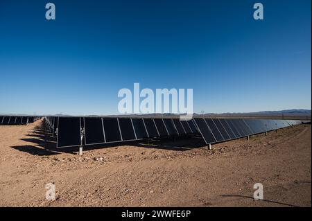 Fermes de panneaux solaires à l'extérieur de Las Vegas Nevada. Banque D'Images