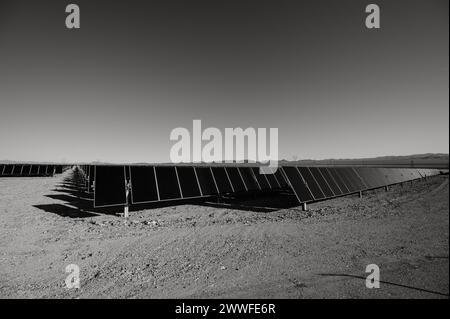 Fermes de panneaux solaires à l'extérieur de Las Vegas Nevada. Image en noir et blanc. Banque D'Images