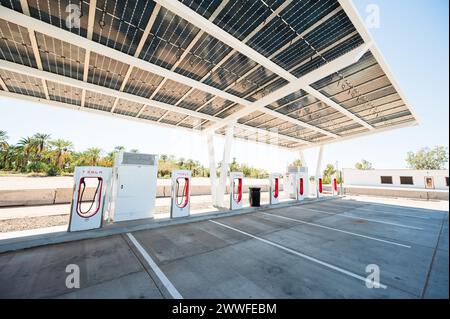 Une borne de recharge pour véhicule électrique Tesla Supercharger près de Dateland AZ, USA. Banque D'Images